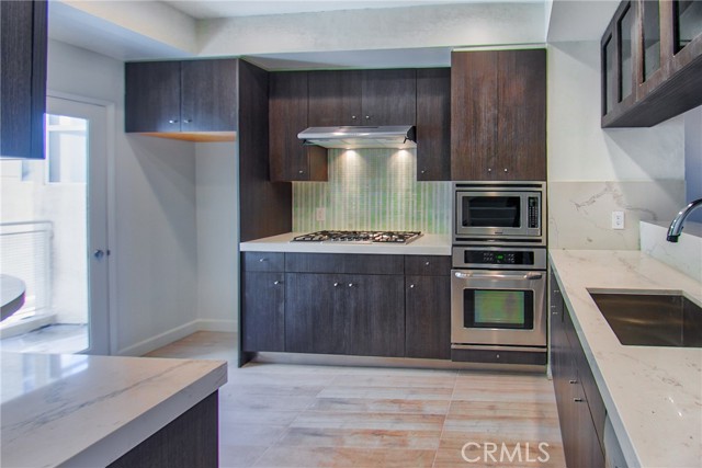 Remodeled kitchen w/Quartz counter, new cabinets,Stainless Steel appliances