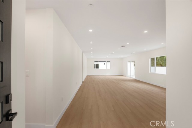 Detail Gallery Image 4 of 39 For 7040 Tyrone Ave, Van Nuys,  CA 91405 - 6 Beds | 4/1 Baths