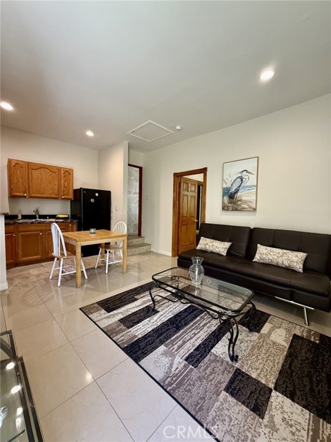 Detail Gallery Image 6 of 8 For 22972 Avenue San Luis #B,  Woodland Hills,  CA 91364 - 1 Beds | 2 Baths