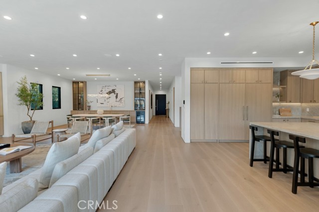 Detail Gallery Image 15 of 62 For 13024 Bloomfield St, Studio City,  CA 91604 - 6 Beds | 6/1 Baths
