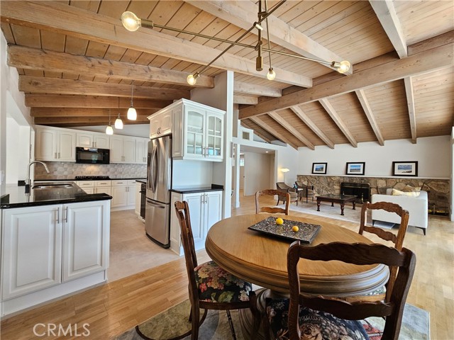 Detail Gallery Image 8 of 26 For 17530 Tuba St, Northridge,  CA 91325 - 4 Beds | 2/1 Baths