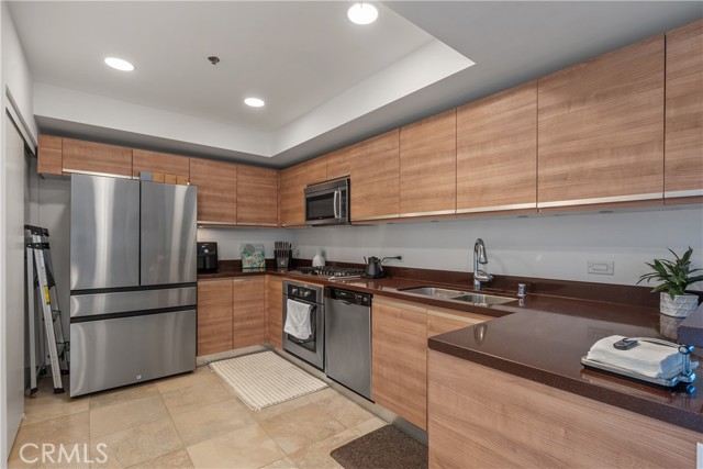 3785 Wilshire Boulevard, Los Angeles CA: https://media.crmls.org/medias/b7532678-ffaa-4608-b61e-f7d41a72a011.jpg