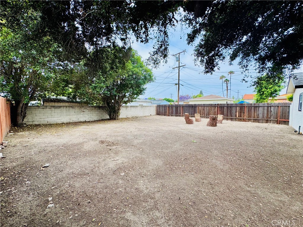 https://media.crmls.org/medias/b7550519-9d88-4fd0-876a-c58d680ab851.jpg?preset=X-Large