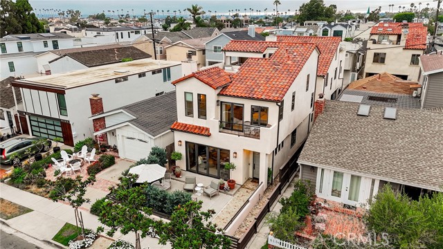 613 Larkspur Avenue, Corona del Mar CA: https://media.crmls.org/medias/b7551f59-f521-4e83-85e5-c48abd50a0e6.jpg