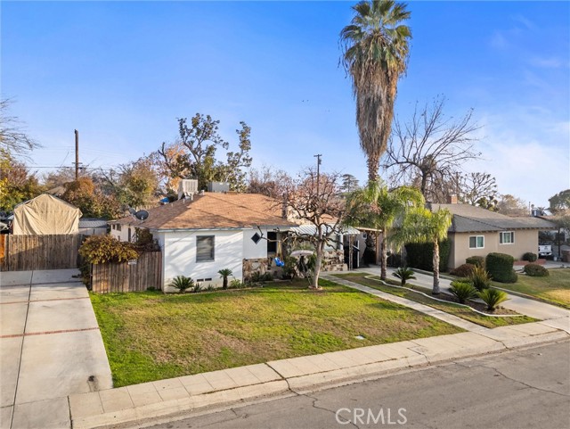 Detail Gallery Image 2 of 12 For 1717 Camino Sierra, Bakersfield,  CA 93306 - 4 Beds | 2 Baths