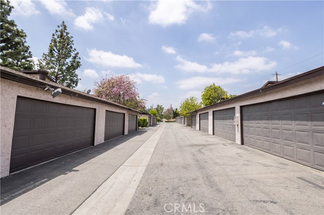 Detail Gallery Image 16 of 21 For 7560 Corbin Ave #4,  Reseda,  CA 91335 - 3 Beds | 2 Baths