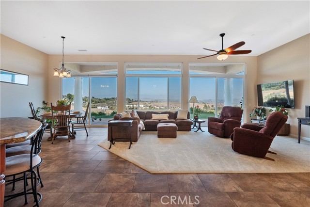 255 Puerta De Lomas, Fallbrook CA: https://media.crmls.org/medias/b7562ddd-581e-4c50-b98e-a708255cac05.jpg