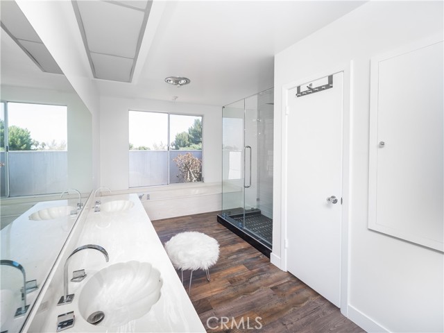 20193 Adele Drive, Woodland Hills CA: https://media.crmls.org/medias/b7566c8d-9bff-49c9-9396-8f3e0cd46171.jpg