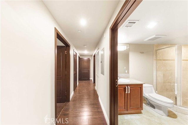 Detail Gallery Image 26 of 53 For 11218 Camarillo St #404,  Toluca Lake,  CA 91602 - 3 Beds | 3 Baths