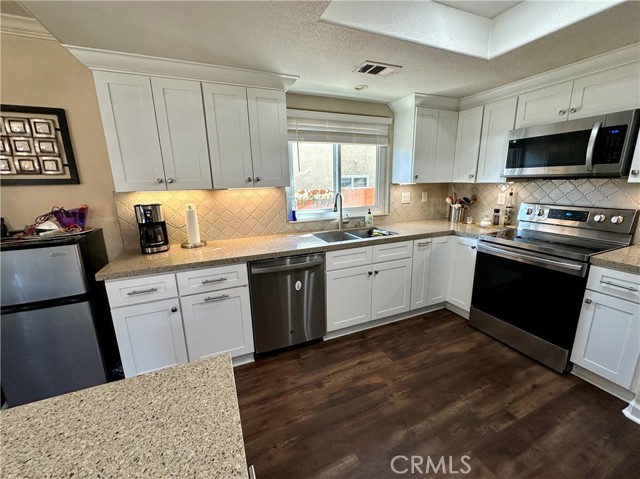 Detail Gallery Image 21 of 50 For 23856 Outrigger, Canyon Lake,  CA 92587 - 3 Beds | 2 Baths