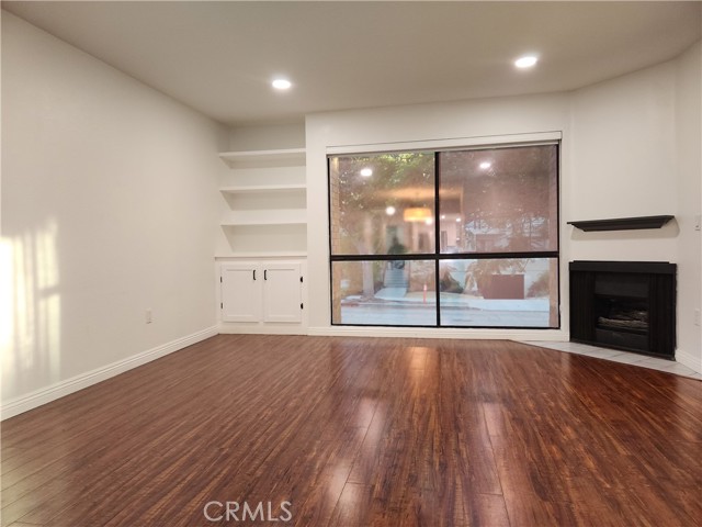 Detail Gallery Image 4 of 19 For 413 Hawthorne #102,  Glendale,  CA 91204 - 2 Beds | 2 Baths