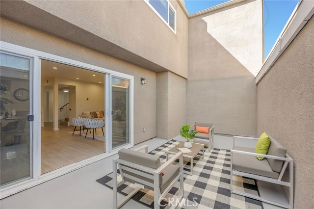 Detail Gallery Image 19 of 28 For 18110 Killion St #2,  Tarzana,  CA 91356 - 3 Beds | 2/1 Baths