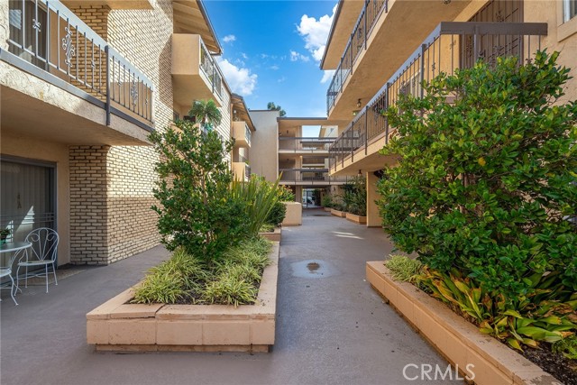 6151 Canterbury Drive, Culver City CA: https://media.crmls.org/medias/b762f2ed-3ee8-43fe-8ced-be439d1a7d34.jpg