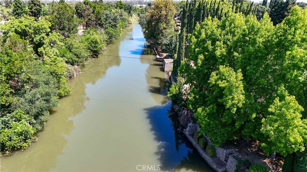https://media.crmls.org/medias/b76319a4-f9d1-41e2-91b6-3200f876089c.jpg?preset=X-Large