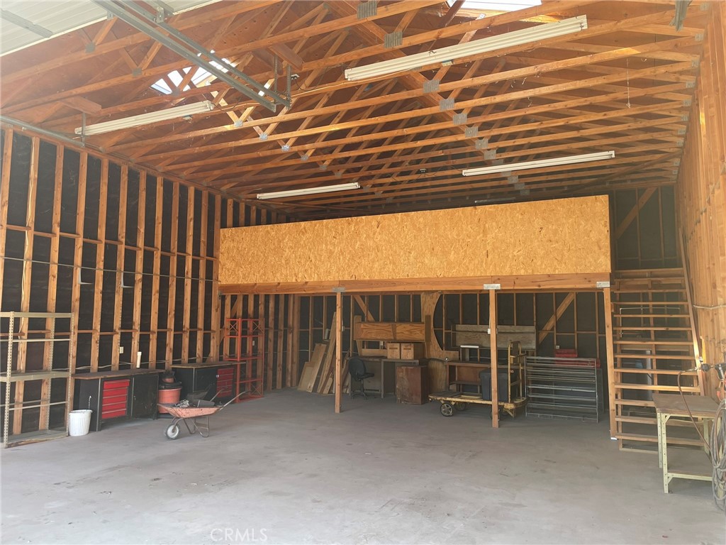 https://media.crmls.org/medias/b7642fc2-4fa5-4a87-92e1-ab60e5e75a98.jpg?preset=X-Large