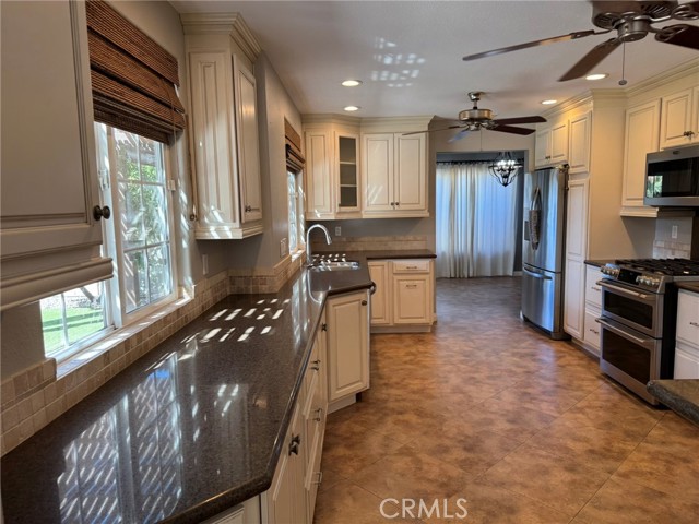 Detail Gallery Image 12 of 20 For 1990 Willowbrook, Oceanside,  CA 92056 - 4 Beds | 3 Baths