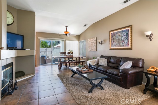 Detail Gallery Image 4 of 23 For 3315 Kentucky Ln, Corona,  CA 92882 - 3 Beds | 2 Baths