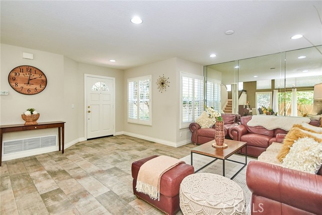 19 Las Cruces, Irvine CA: https://media.crmls.org/medias/b767dafc-8dbd-4c1f-a4dd-a73266e3fa44.jpg