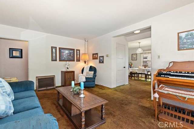 Detail Gallery Image 4 of 32 For 4708 Oliva, Lakewood,  CA 90712 - 4 Beds | 2 Baths