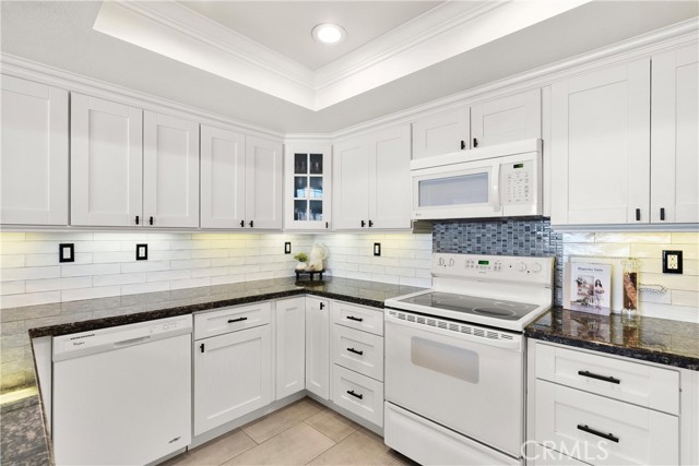 8 Geranium, Rancho Santa Margarita CA: https://media.crmls.org/medias/b76b596a-d317-4740-8053-6790c86fbb41.jpg
