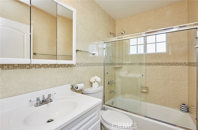 Detail Gallery Image 15 of 33 For 17827 Burbank Bld, Encino,  CA 91316 - 3 Beds | 2 Baths