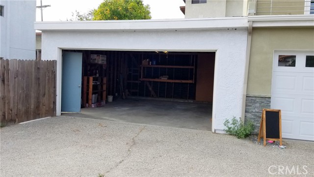 Only the two garages join together