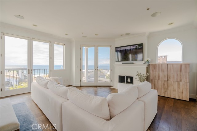 300 19TH Street, Manhattan Beach CA: https://media.crmls.org/medias/b7715a70-e77a-4ad4-991d-102366b96b51.jpg