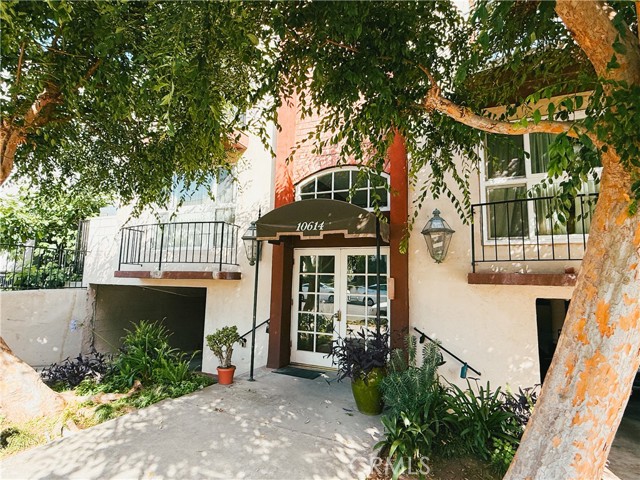 10614 Eastborne Avenue, Los Angeles CA: https://media.crmls.org/medias/b7745a44-fe4c-4e47-9299-81064681c650.jpg