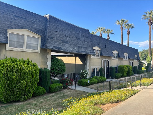 Detail Gallery Image 3 of 16 For 117 E Cypress Ave, Redlands,  CA 92373 - 2 Beds | 2/1 Baths