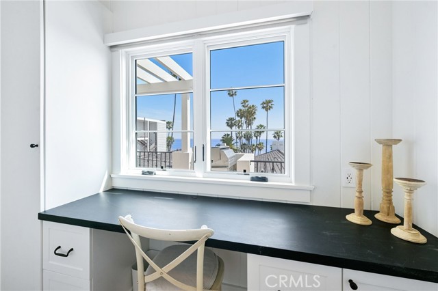 360 Cliff, Laguna Beach CA: https://media.crmls.org/medias/b77b305b-003c-4646-8dda-2691f9c550f7.jpg
