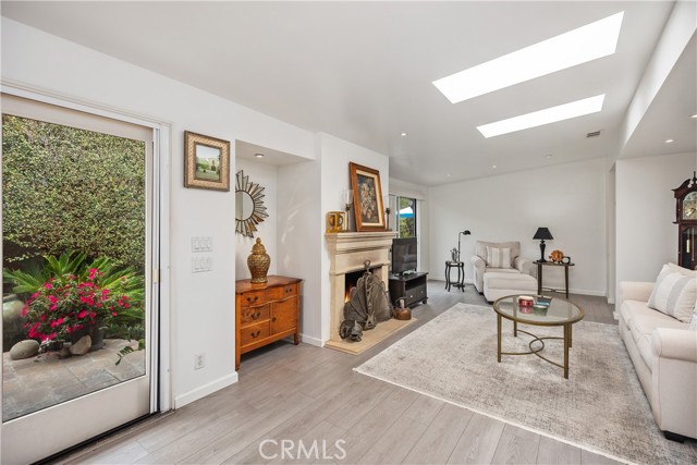103 Yorktown, Newport Beach CA: https://media.crmls.org/medias/b77fe3bb-8f02-4b37-9e63-8ddf3d981d37.jpg