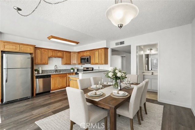 Detail Gallery Image 5 of 47 For 22038 Vanowen St. #215,  Woodland Hills,  CA 91303 - 2 Beds | 3 Baths