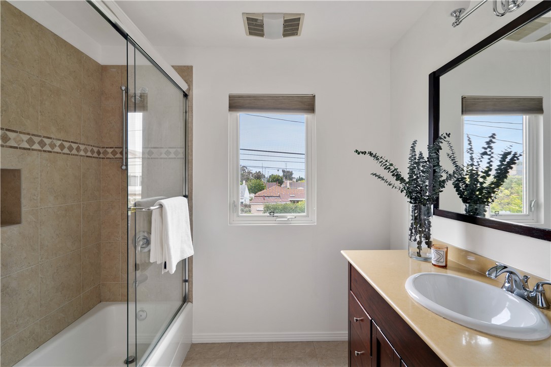 1821 Westgate Avenue, Los Angeles, California 90025, 4 Bedrooms Bedrooms, ,3 BathroomsBathrooms,Single Family Residence,For Sale,Westgate,PV24101637