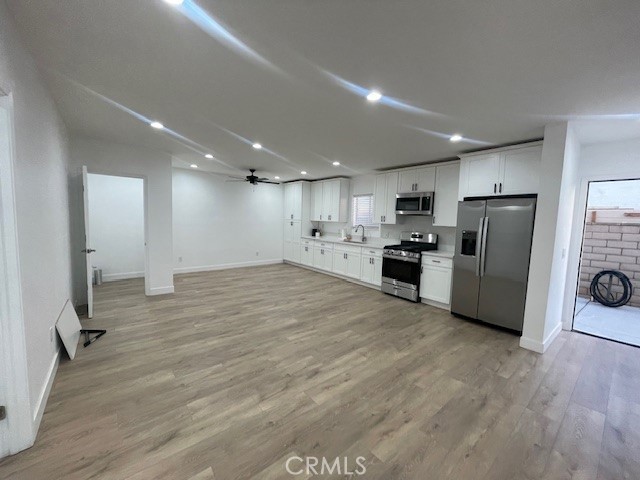 https://media.crmls.org/medias/b7830649-7166-4d96-a39e-cb68c6cf5548.jpg?preset=X-Large