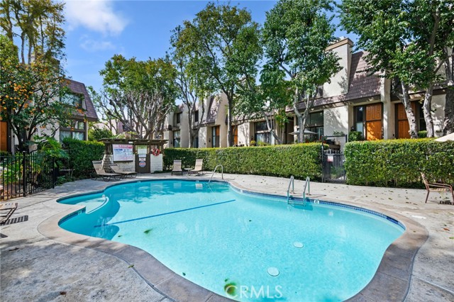 9000 Vanalden Avenue, Northridge CA: https://media.crmls.org/medias/b7832798-6fd9-4b54-994c-6c1bf267b9bf.jpg