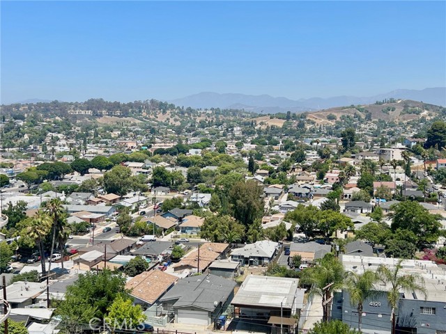 2717 Chadwick Circle, Los Angeles CA: https://media.crmls.org/medias/b7865357-dc1e-4a2e-9df7-6ea732d38a6b.jpg