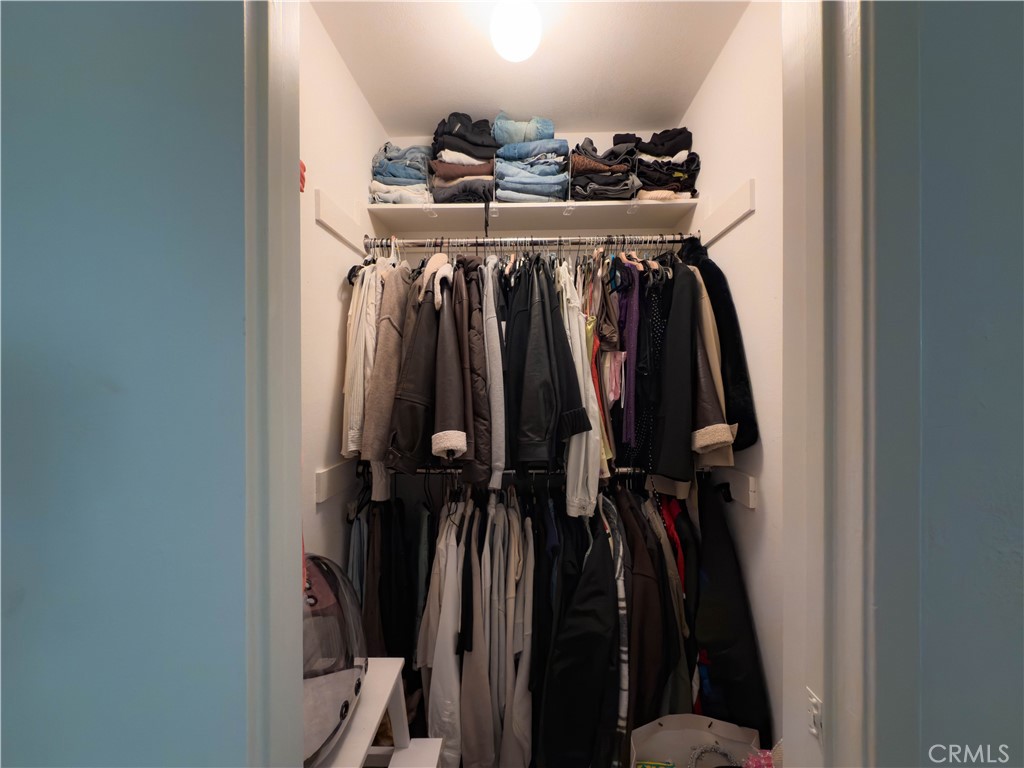 https://media.crmls.org/medias/b787efc5-d3d7-497b-8406-42d8642dcf9d.jpg?preset=X-Large