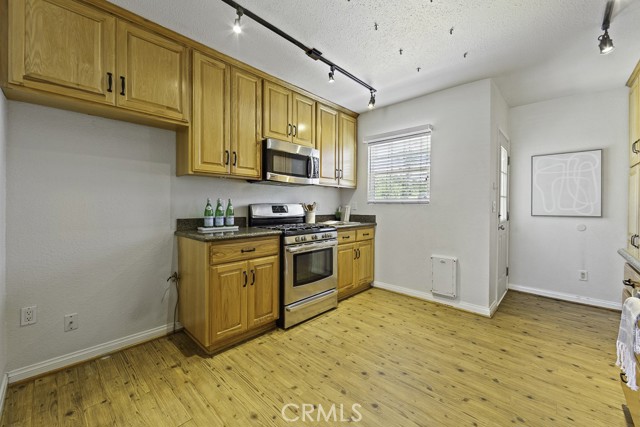 Detail Gallery Image 9 of 44 For 1832 N Brighton, Burbank,  CA 91506 - 2 Beds | 1 Baths