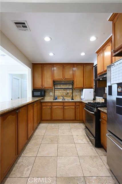 Detail Gallery Image 11 of 28 For 6437 Enfield Ave, Reseda,  CA 91335 - 3 Beds | 2 Baths