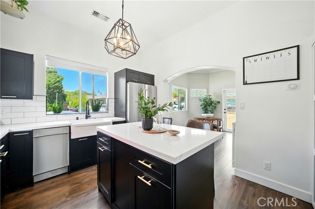 4116 E 14th Street, Long Beach CA: https://media.crmls.org/medias/b78feae3-5500-4367-ac72-b7eb47a2734f.jpg