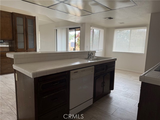 Detail Gallery Image 10 of 18 For 13715 Hidden Valley, Victorville,  CA 92395 - 4 Beds | 3 Baths