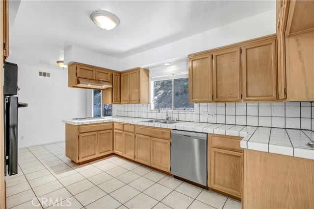 Detail Gallery Image 15 of 21 For 19629 Wells Dr, Tarzana,  CA 91356 - 4 Beds | 2 Baths