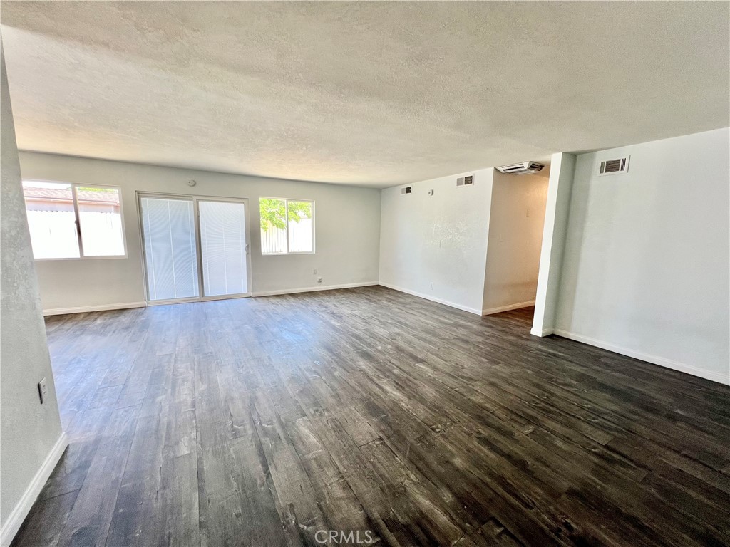 https://media.crmls.org/medias/b7927a16-9eda-46d2-baaa-fc872fab155d.jpg?preset=X-Large