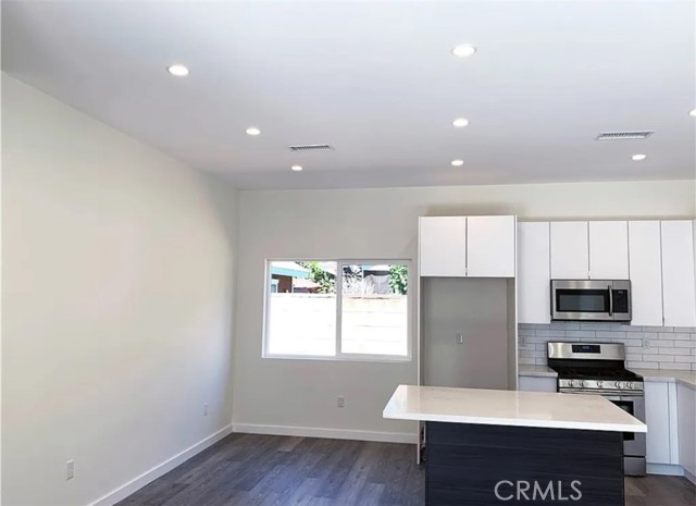 Detail Gallery Image 6 of 20 For 17217 Kittridge, Lake Balboa,  CA 91406 - 3 Beds | 2 Baths