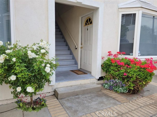 Detail Gallery Image 2 of 10 For 14701 Dickens St, Sherman Oaks,  CA 91403 - 2 Beds | 1 Baths