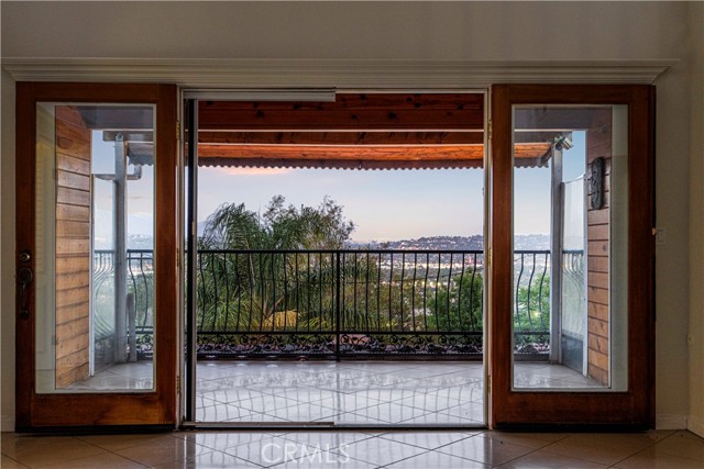 3916 Carnavon Way, Los Angeles CA: https://media.crmls.org/medias/b7964dbc-8e24-4136-97cd-5f1eccbc658c.jpg