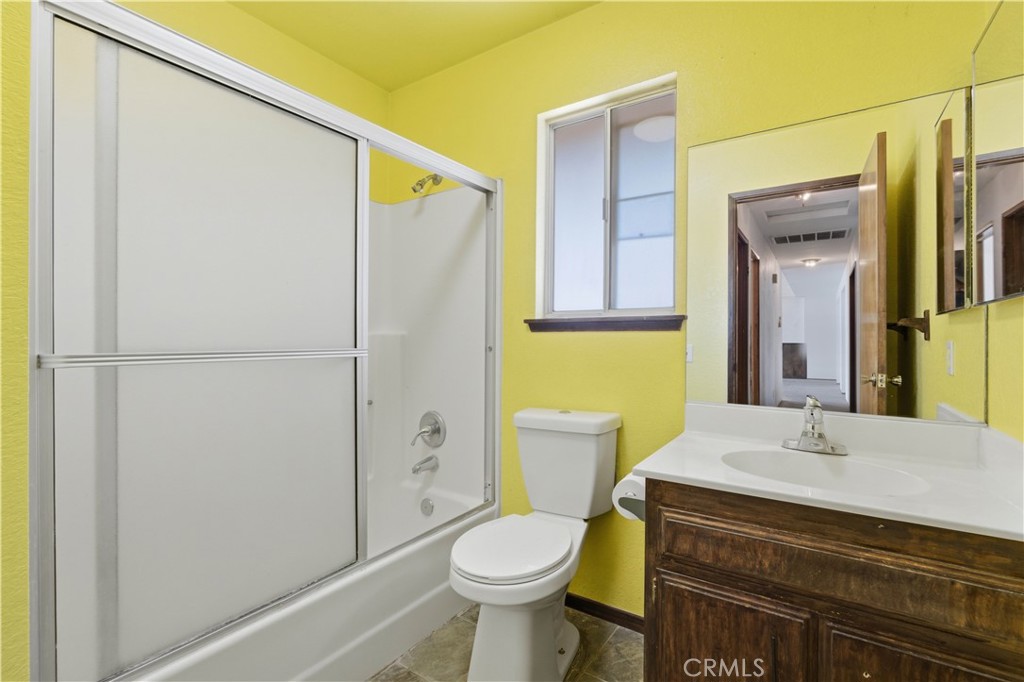 https://media.crmls.org/medias/b7974093-bf2a-48d9-900c-b358e616a286.jpg?preset=X-Large