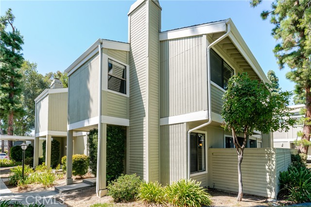 22139 burbank, Woodland Hills CA: https://media.crmls.org/medias/b79cab1d-12bb-4819-b4f4-70ea214eb913.jpg