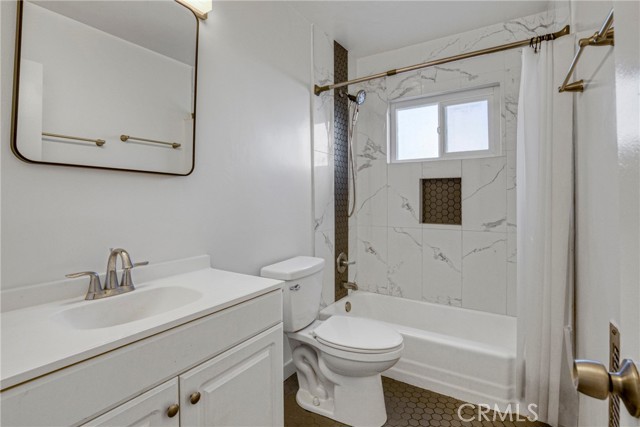 Detail Gallery Image 9 of 17 For 6643 De Longpre #5,  Los Angeles,  CA 90028 - 2 Beds | 2 Baths