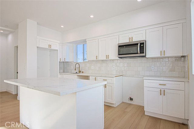 2402 S Cochran Avenue, Los Angeles CA: https://media.crmls.org/medias/b7a22ff1-6a6c-4ecf-92f5-639ec704fad5.jpg